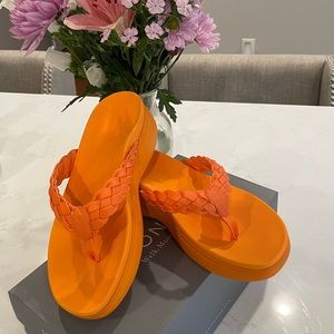 New Vionic Kenji platform sandals/ marigold/ size 7.5- summer sizzle!